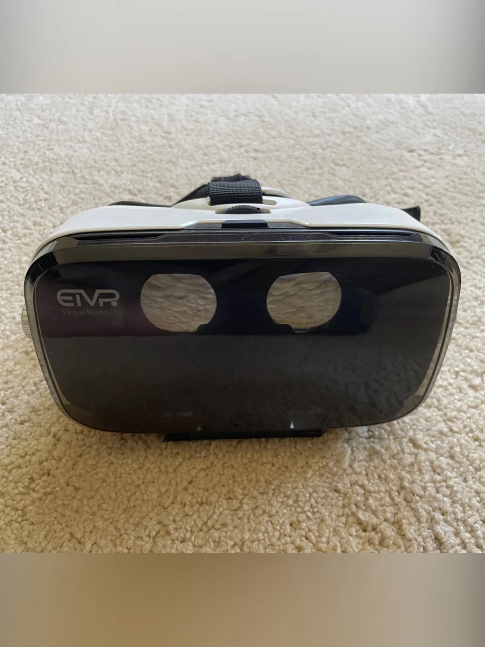 VR Headset in White and Black - Mobile VR Viewer